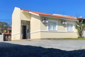 a white house with a driveway at Canoas/RS-Linda Casa 3 qtos 8P próx ULBRA / REFAP in Canoas