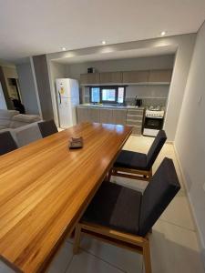 una cucina e un soggiorno con tavolo e sedie in legno di Dpto totalmente equipado a Corrientes Altre 2 foto