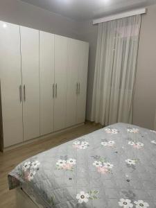 IR Guest House客房内的一张或多张床位
