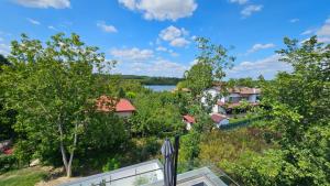 una vista sul lago dal balcone di una casa di Vila LakeView Snagov, Terasă pe Acoperiș, Self Check-in, Parcare Privată a Snagov