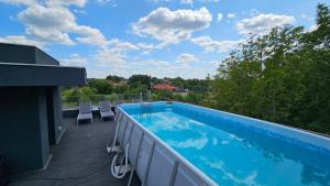 balcone con piscina sul tetto di Vila LakeView Snagov, Terasă pe Acoperiș, Self Check-in, Parcare Privată a Snagov