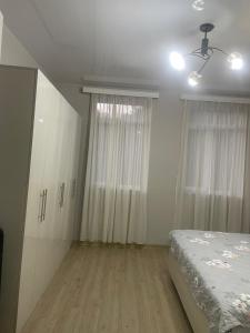 IR Guest House客房内的一张或多张床位