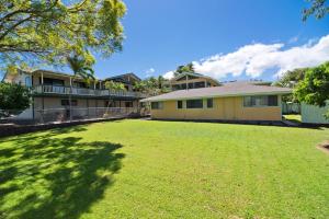 a large yard in front of a house at Pu'u Nui in Waikoloa Village