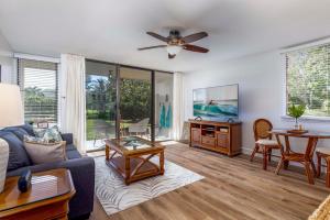 Una televisión o centro de entretenimiento en Turtle Bay Kuilima Collection 101 East