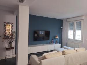 a living room with a couch and a tv at Tu escapada perfecta en Logroño in Logroño