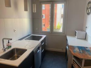 a kitchen with a sink and a window at Tu escapada perfecta en Logroño in Logroño +25 photos