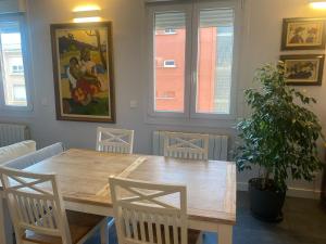 a dining room table with chairs and a potted plant at Tu escapada perfecta en Logroño in Logroño