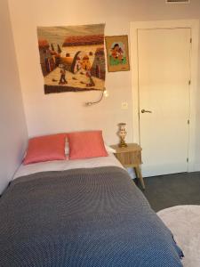 a bedroom with a bed and a painting on the wall at Tu escapada perfecta en Logroño in Logroño