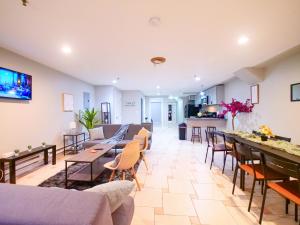 Μια τηλεόραση ή/και κέντρο ψυχαγωγίας στο Spacious 2BR Apartment in Jersey City - Easy NYC Access