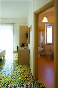 Habitación con baño con lavabo y aseo. en Hotel Torre Di Milo, en Maiori
