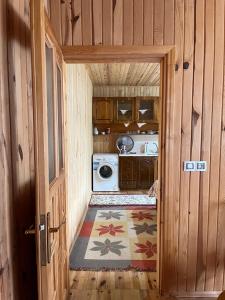 a small kitchen with a washer and dryer at DORUK Pansiyon in Çaykara
