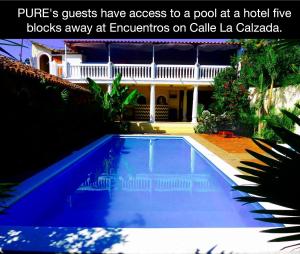 グラナダにあるCasa PUREの家の前の青いスイミングプール