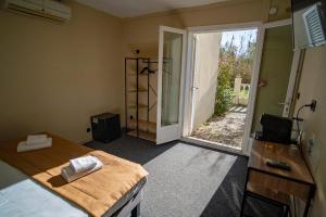 Un dormitorio con una cama y una puerta corrediza de vidrio. en Hôtel de la Mer, en Hyères