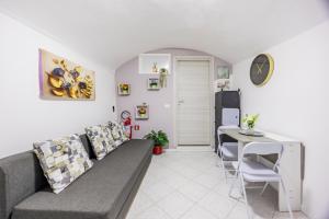 un salon avec un canapé et une table dans l'établissement La Casa nel Borgo- cod. CITRA 008055-LT-2468, à Sanremo 2 autres photos