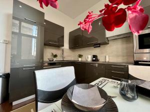 a kitchen with red flowers hanging from the ceiling at JohnGold Gold Room in Debrecen +29 photos