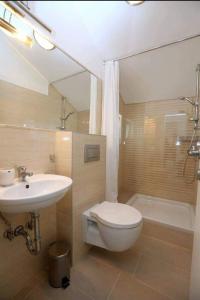 een badkamer met toilet, wastafel en bad bij Apartments Jolie in Vodice +30 foto's