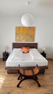 een bed in een kamer met een bank ernaast bij Apartments Jolie in Vodice