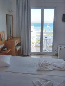 Postel nebo postele na pokoji v ubytování Kos Bay Hotel