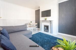 ウォリントンにあるWarrington House, driveway parking & WiFi!のソファと暖炉のあるリビングルーム