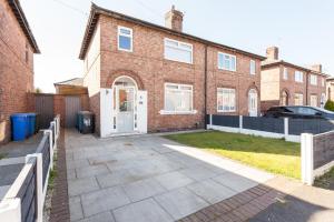 ウォリントンにあるWarrington House, driveway parking & WiFi!のレンガ造りの家