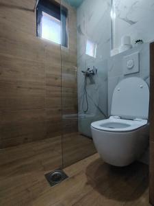 A bathroom at Durmitor sky Még 29 kép