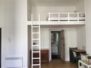 a small room with a bunk bed and a desk at Charming studio in the heart of Saint-Gilles in Brussels
