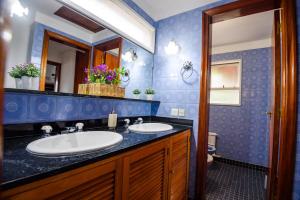 a bathroom with a sink and a mirror at Casa inmejorable ubicacion in San Carlos de Bariloche +24 photos