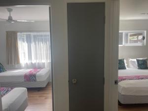 Postel nebo postele na pokoji v ubytování Palm Tree Villas