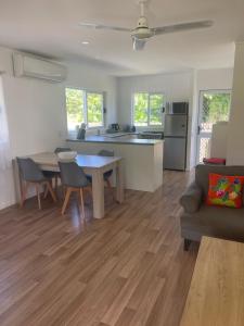 Kuchyň nebo kuchyňský kout v ubytování Palm Tree Villas
