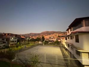 an empty basketball court in a city with buildings at 4SA Apartamentos Estudio Ejecutivos in Cajamarca