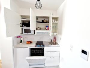 リュエイユ・マルメゾンにあるStylish Stay Near Paris - 850m to Subway RER A - Netflix T1-4Pの白いキッチン(白いキャビネット、シンク付) +27枚の写真