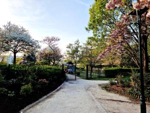 Сад в Stylish Stay Near Paris - 850m to Subway RER A - Netflix T1-4P