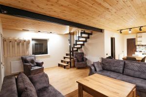 un salon avec un canapé et une table dans l'établissement Gudauri Private Cottage 2, à Goudaouri