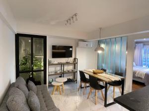 a living room with a couch and a dining room table at DEPARTAMENTO CENTRICO CON COCHERA - CORDOBA Argentina- in Cordoba