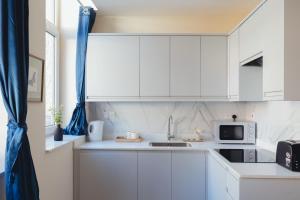 Kuchyň nebo kuchyňský kout v ubytování High Wycombe Commuters Rental