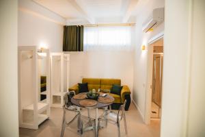 a small room with a table and a couch at Villa Florisia in Gragnano