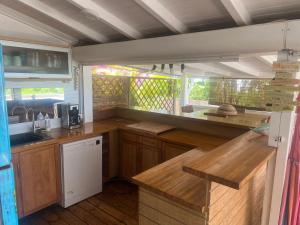 Cuisine ou kitchenette dans l'établissement TI PARADI VUE MER