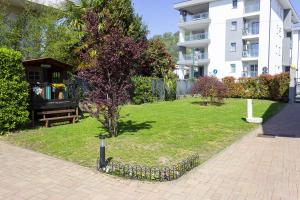 a park with a bench and a tree and a building at Il Gatto Stanco B&B in Arona