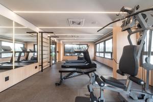 ein Fitnessstudio mit mehreren Laufbändern und Crosstrainern in der Unterkunft "1103 - Studio Moderno e Completo no Campo Belo!" in São Paulo