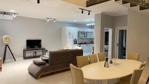 バクーにあるWhite Villa Bakuのテーブルとソファのあるリビングルーム