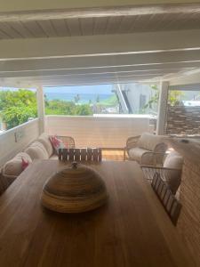 - un salon avec une table en bois et une grande fenêtre dans l'établissement TI PARADI VUE MER, à Saint-François
