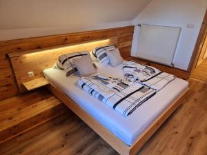 Posteľ alebo postele v izbe v ubytovaní Pension Treissmann