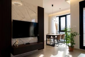 Μια τηλεόραση ή/και κέντρο ψυχαγωγίας στο N2 Lux Two Bedroom