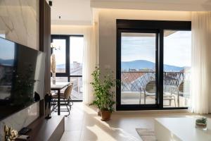 Μια τηλεόραση ή/και κέντρο ψυχαγωγίας στο N2 Lux Two Bedroom