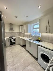 Η κουζίνα ή μικρή κουζίνα στο Beautiful Bohemian Double Bedroom in Birmingham