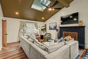 ein Wohnzimmer mit einem großen Sofa und einem Kamin in der Unterkunft Sleeps 15 Sauna Hot Tub Fire Pit & Putt Putt in Tobyhanna