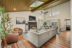 ein Wohnzimmer mit Couch und Kamin in der Unterkunft Sleeps 15 Sauna Hot Tub Fire Pit & Putt Putt in Tobyhanna