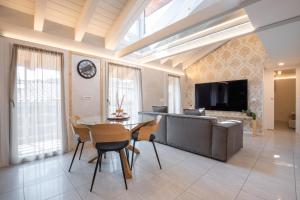 TV a/nebo společenská místnost v ubytování ES Rooms and Apartments