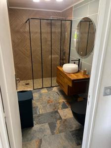 Salle de bains dans l'établissement TI PARADI VUE MER