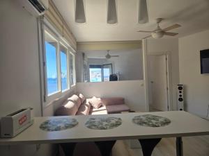 Posedenie v ubytovaní Piso de lujo en la playa de un pueblo de Granada con piscina infiniti, yacuzzi en la piscina, tumbonas privadas y mucho más